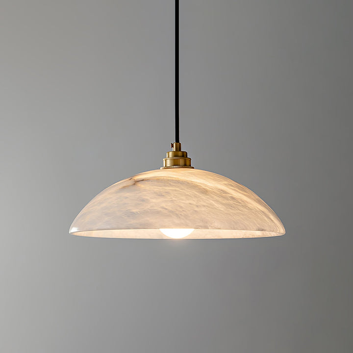 Alabastrowa lampa wisząca w kształcie kopuły, z przewodem zawieszanym na haku