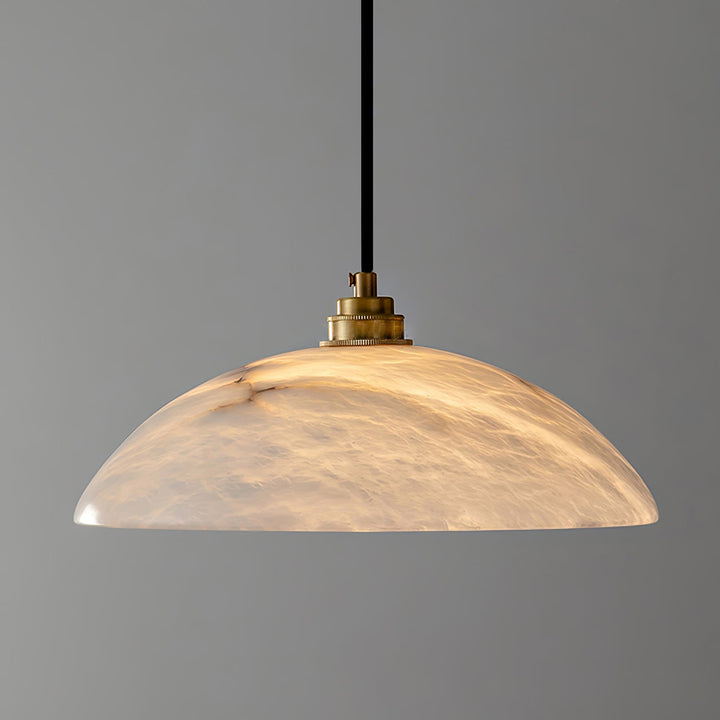 Alabastrowa lampa wisząca w kształcie kopuły, z przewodem zawieszanym na haku