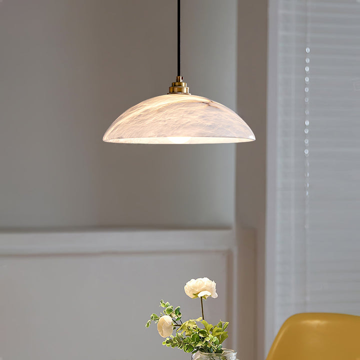 Alabastrowa lampa wisząca w kształcie kopuły, z przewodem zawieszanym na haku