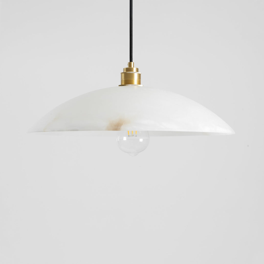 Alabastrowa lampa wisząca w kształcie kopuły, z przewodem zawieszanym na haku