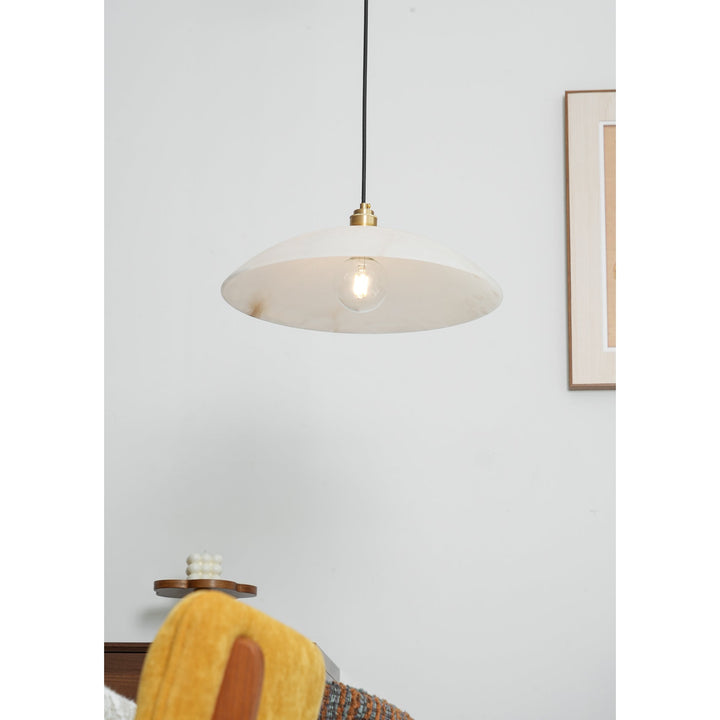 Alabastrowa lampa wisząca w kształcie kopuły, z przewodem zawieszanym na haku