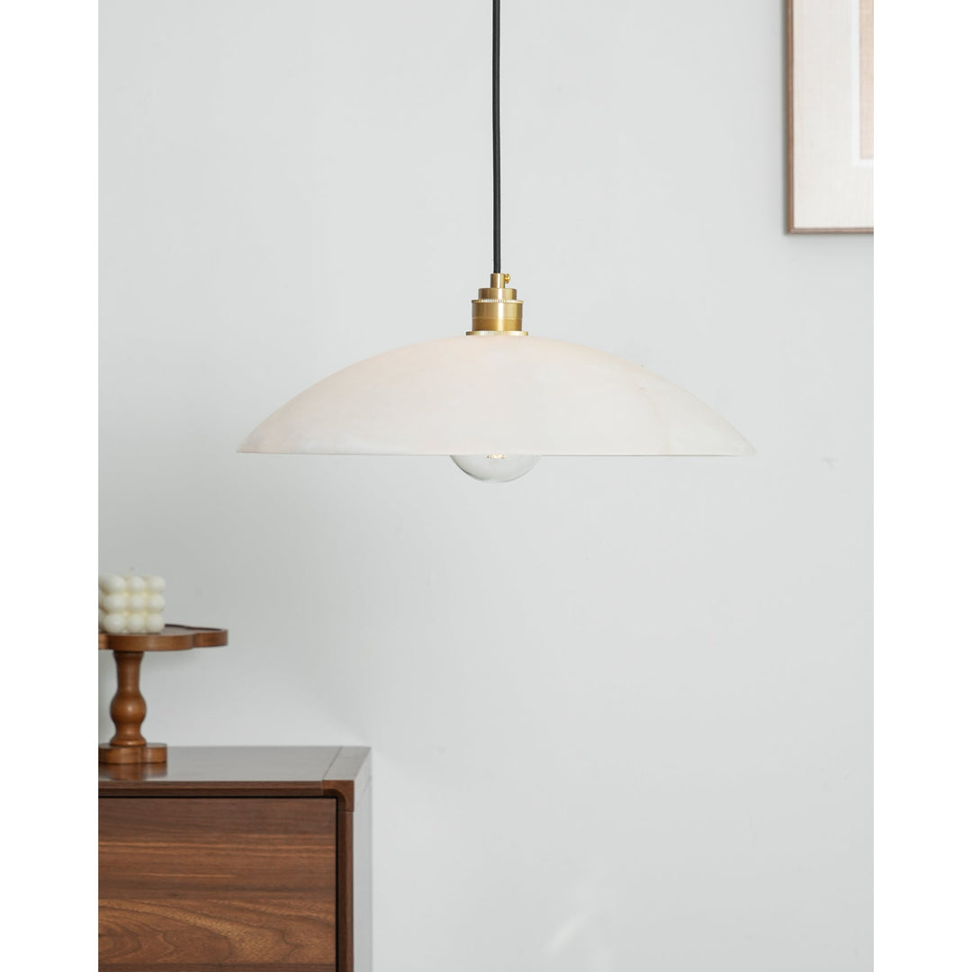 Alabastrowa lampa wisząca w kształcie kopuły, z przewodem zawieszanym na haku