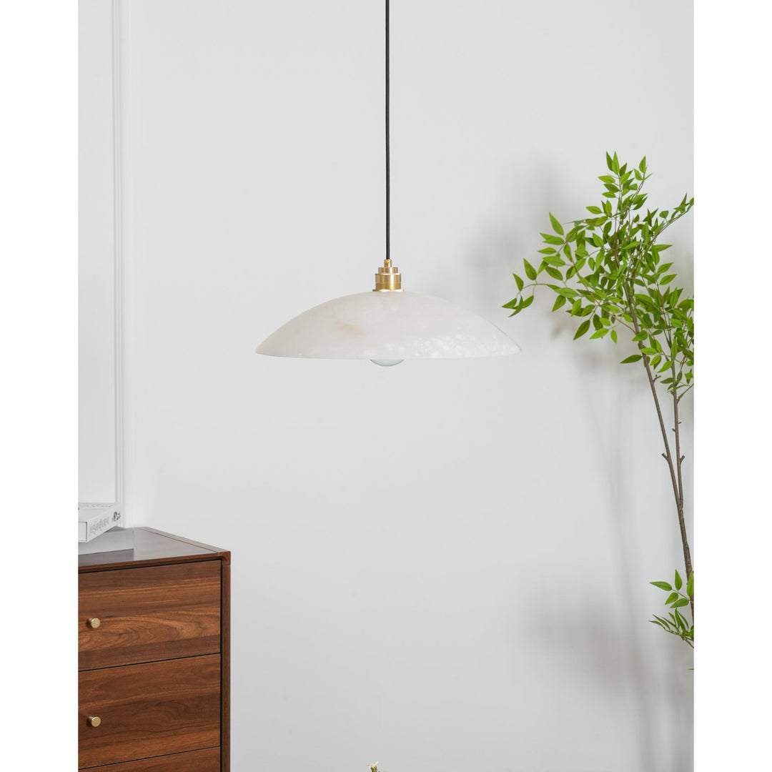 Alabastrowa lampa wisząca w kształcie kopuły, z przewodem zawieszanym na haku