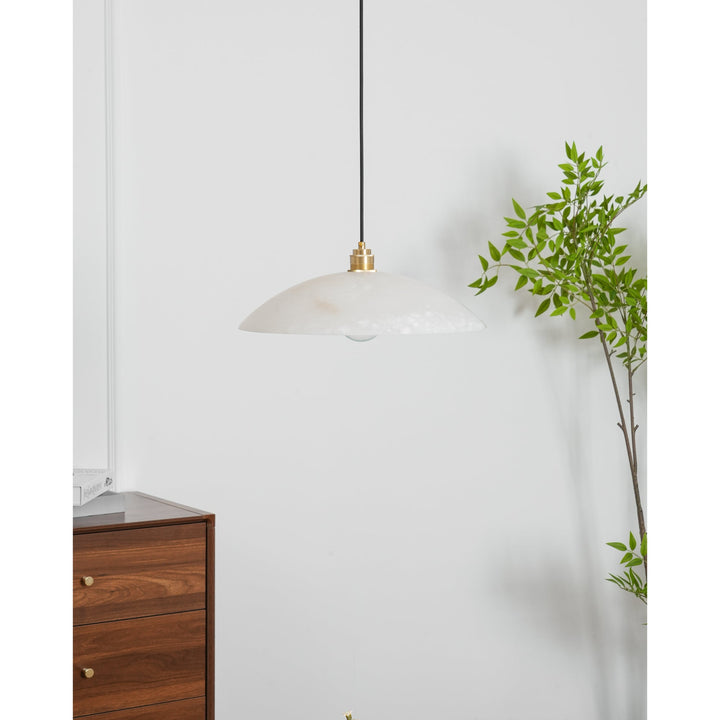 Alabastrowa lampa wisząca w kształcie kopuły, z przewodem zawieszanym na haku