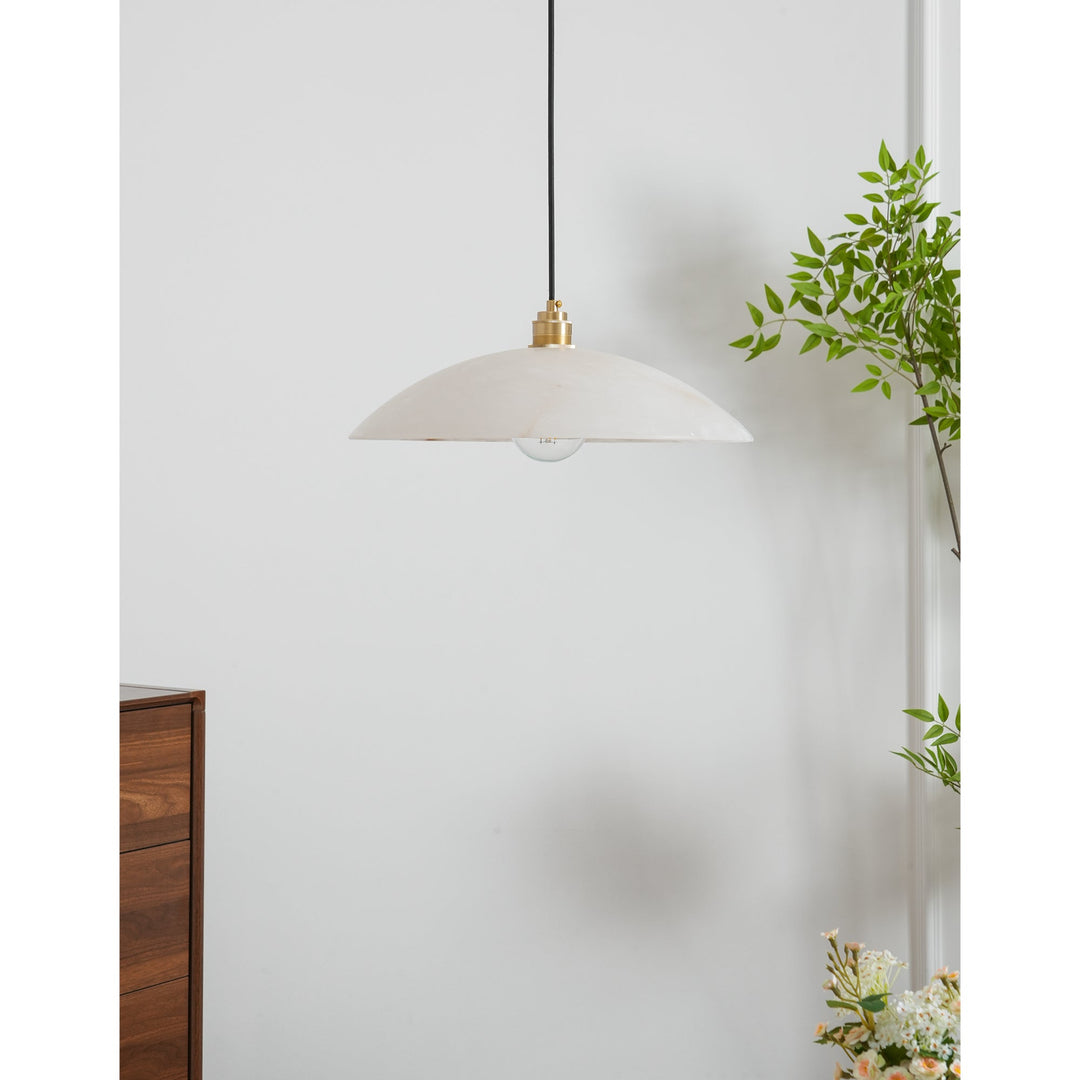 Alabastrowa lampa wisząca w kształcie kopuły, z przewodem zawieszanym na haku