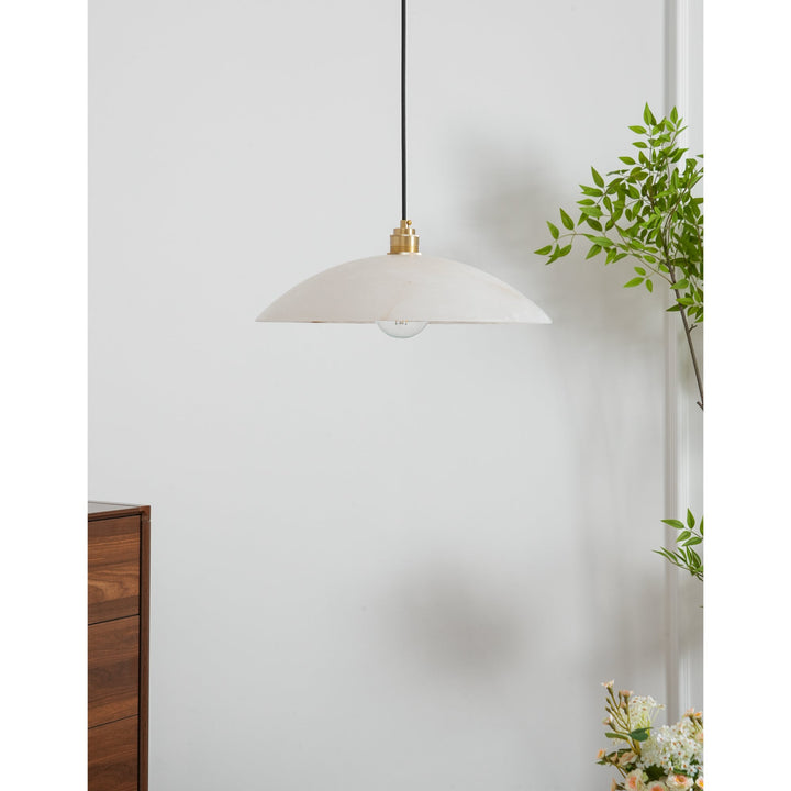 Alabastrowa lampa wisząca w kształcie kopuły, z przewodem zawieszanym na haku