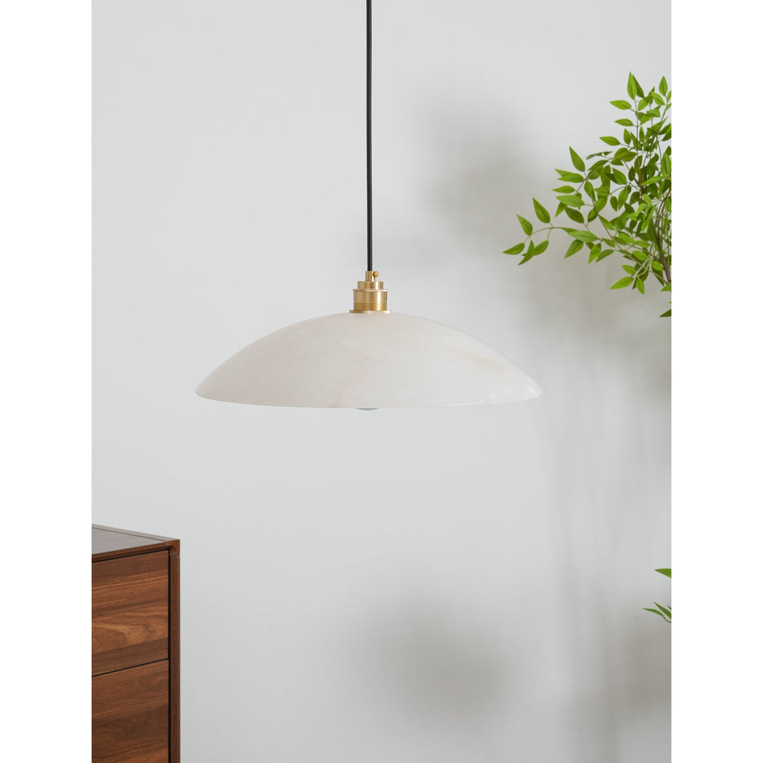 Alabastrowa lampa wisząca w kształcie kopuły, z przewodem zawieszanym na haku