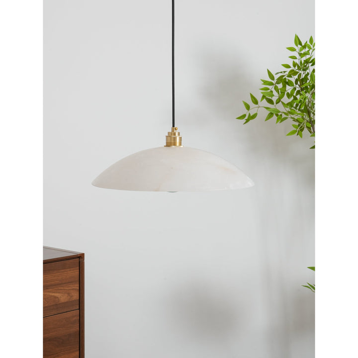 Alabastrowa lampa wisząca w kształcie kopuły, z przewodem zawieszanym na haku