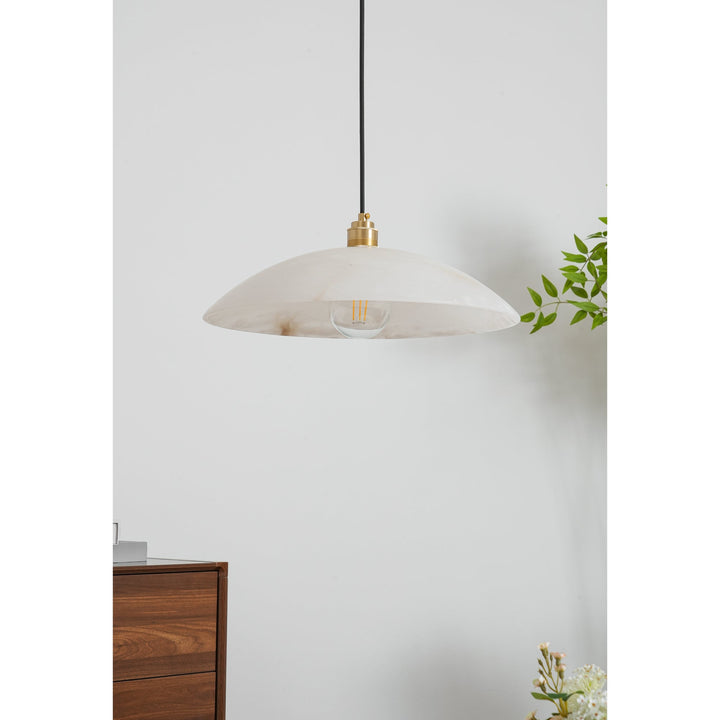 Alabastrowa lampa wisząca w kształcie kopuły, z przewodem zawieszanym na haku