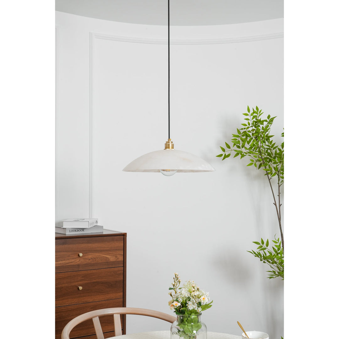 Alabastrowa lampa wisząca w kształcie kopuły, z przewodem zawieszanym na haku