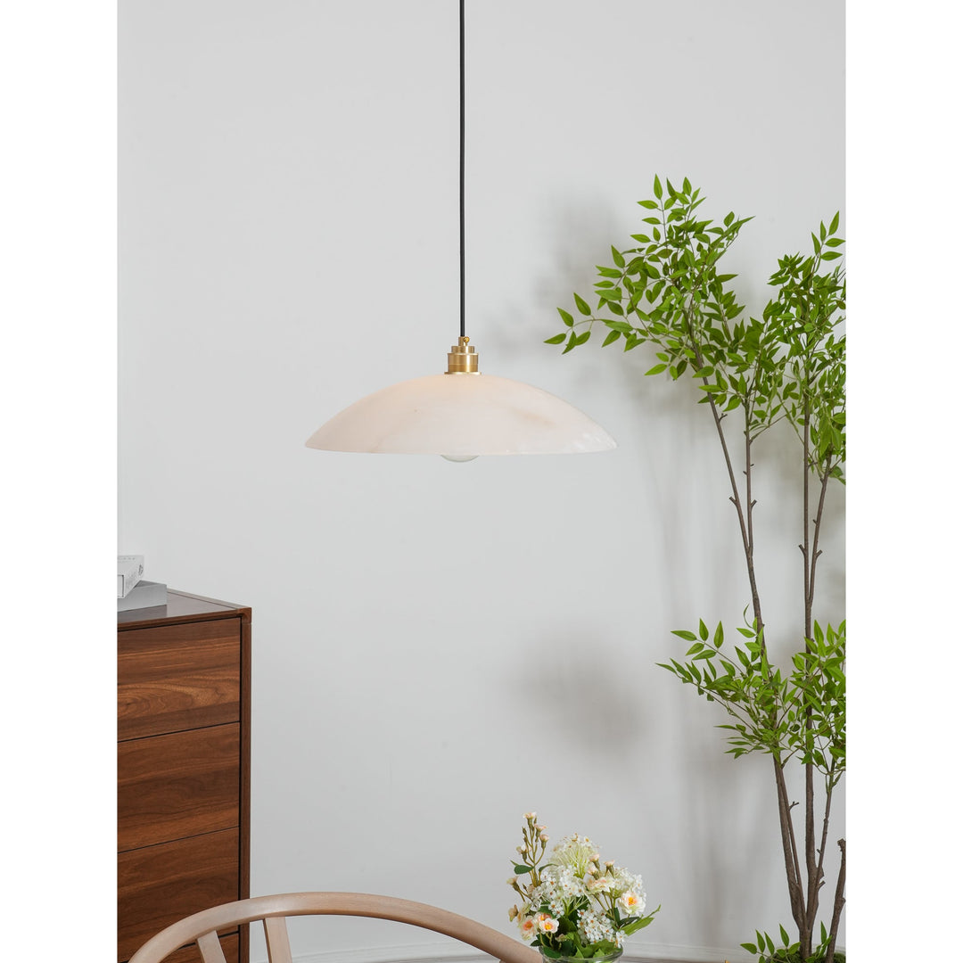 Alabastrowa lampa wisząca w kształcie kopuły, z przewodem zawieszanym na haku