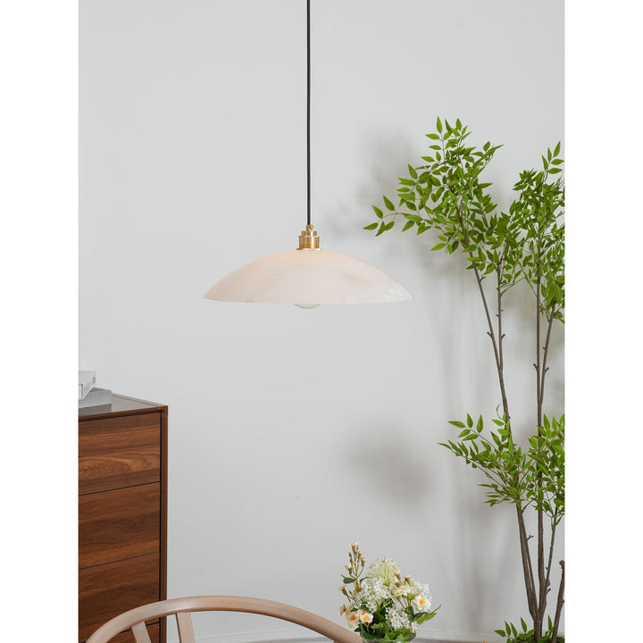 Alabastrowa lampa wisząca w kształcie kopuły, z przewodem zawieszanym na haku