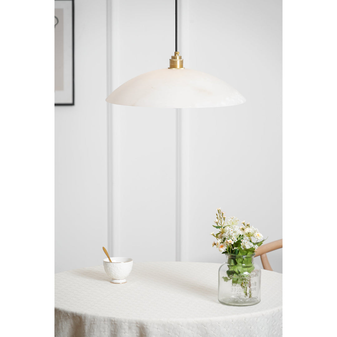 Alabastrowa lampa wisząca w kształcie kopuły, z przewodem zawieszanym na haku