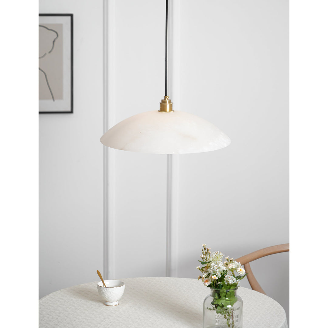Alabastrowa lampa wisząca w kształcie kopuły, z przewodem zawieszanym na haku