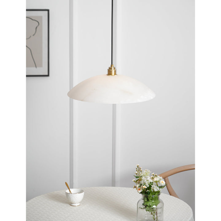 Alabastrowa lampa wisząca w kształcie kopuły, z przewodem zawieszanym na haku