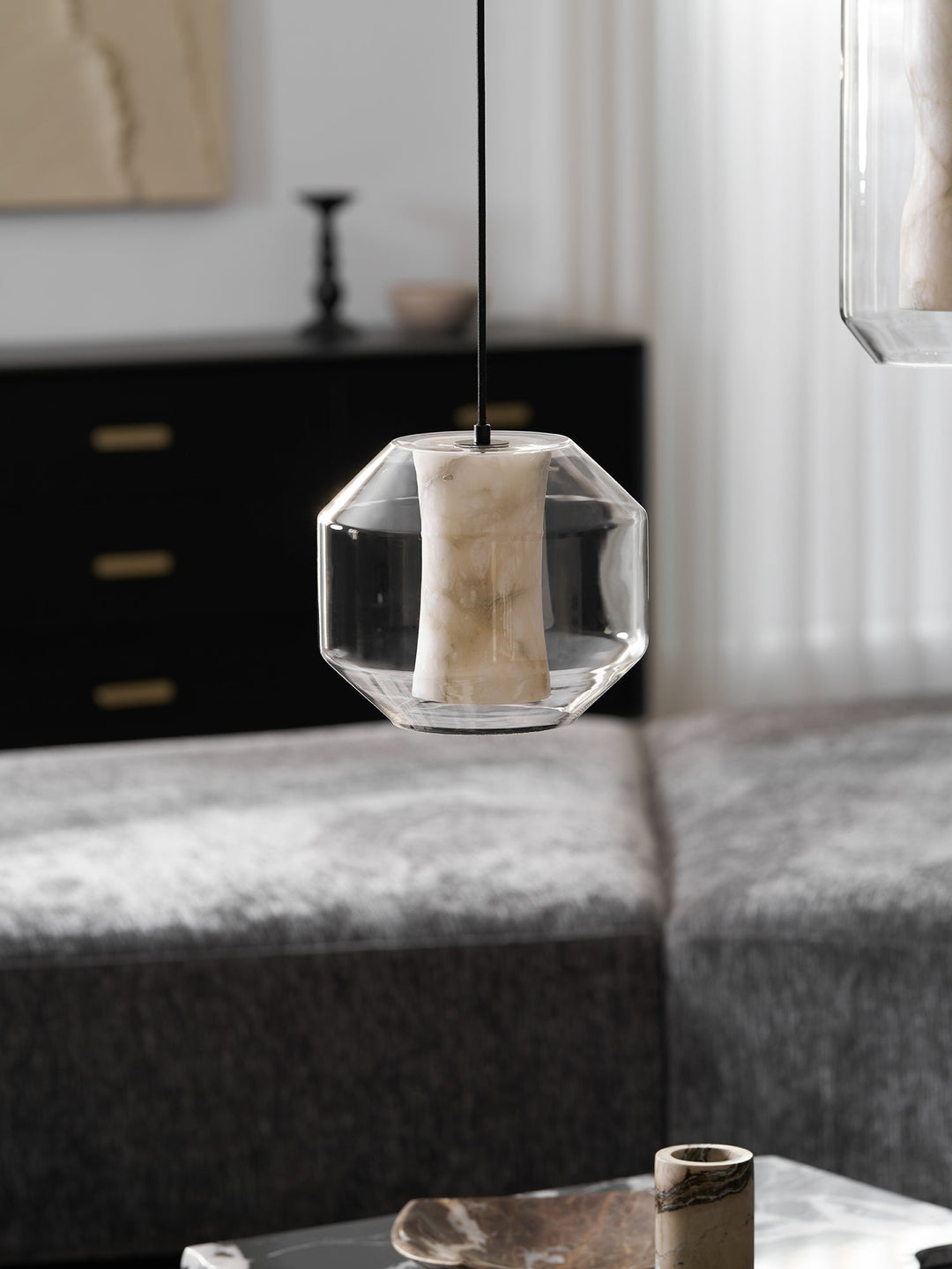Lampa wisząca z alabastrowego szkła w cylindrze