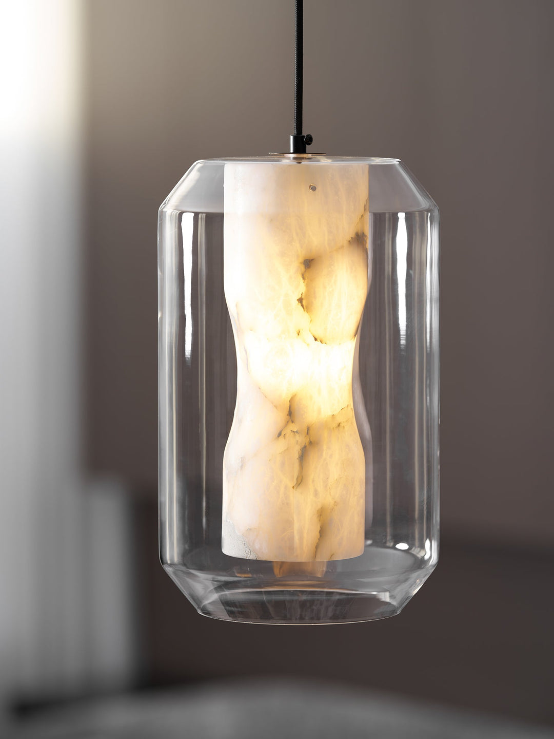 Lampa wisząca z alabastrowego szkła w cylindrze