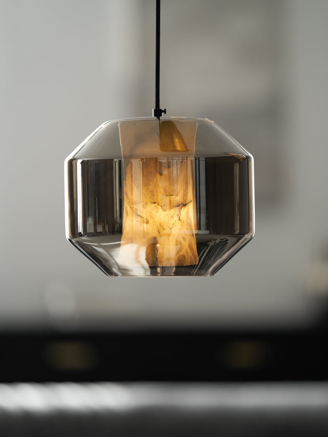 Lampa wisząca z alabastrowego szkła w cylindrze