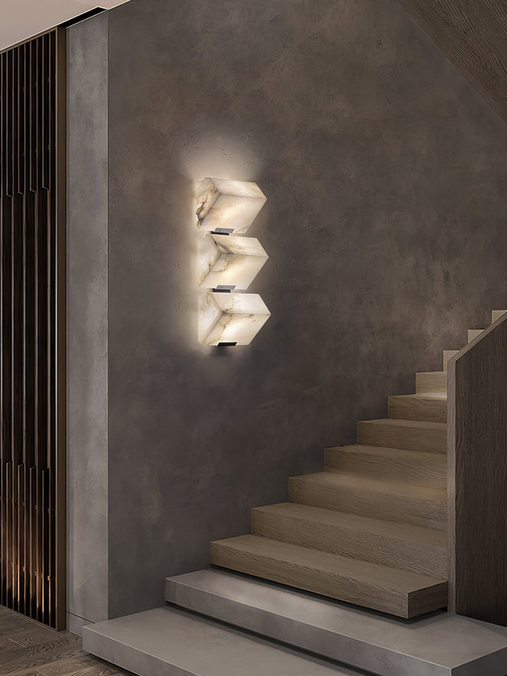 Lampa ścienna z alabastru w stylu schodów