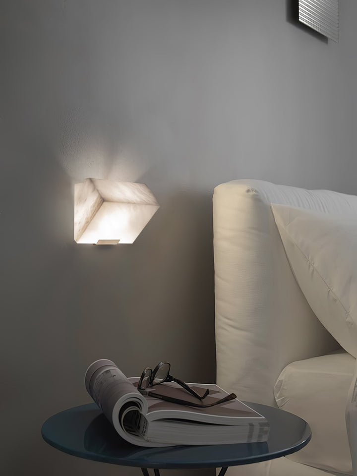 Lampa ścienna z alabastru w stylu schodów