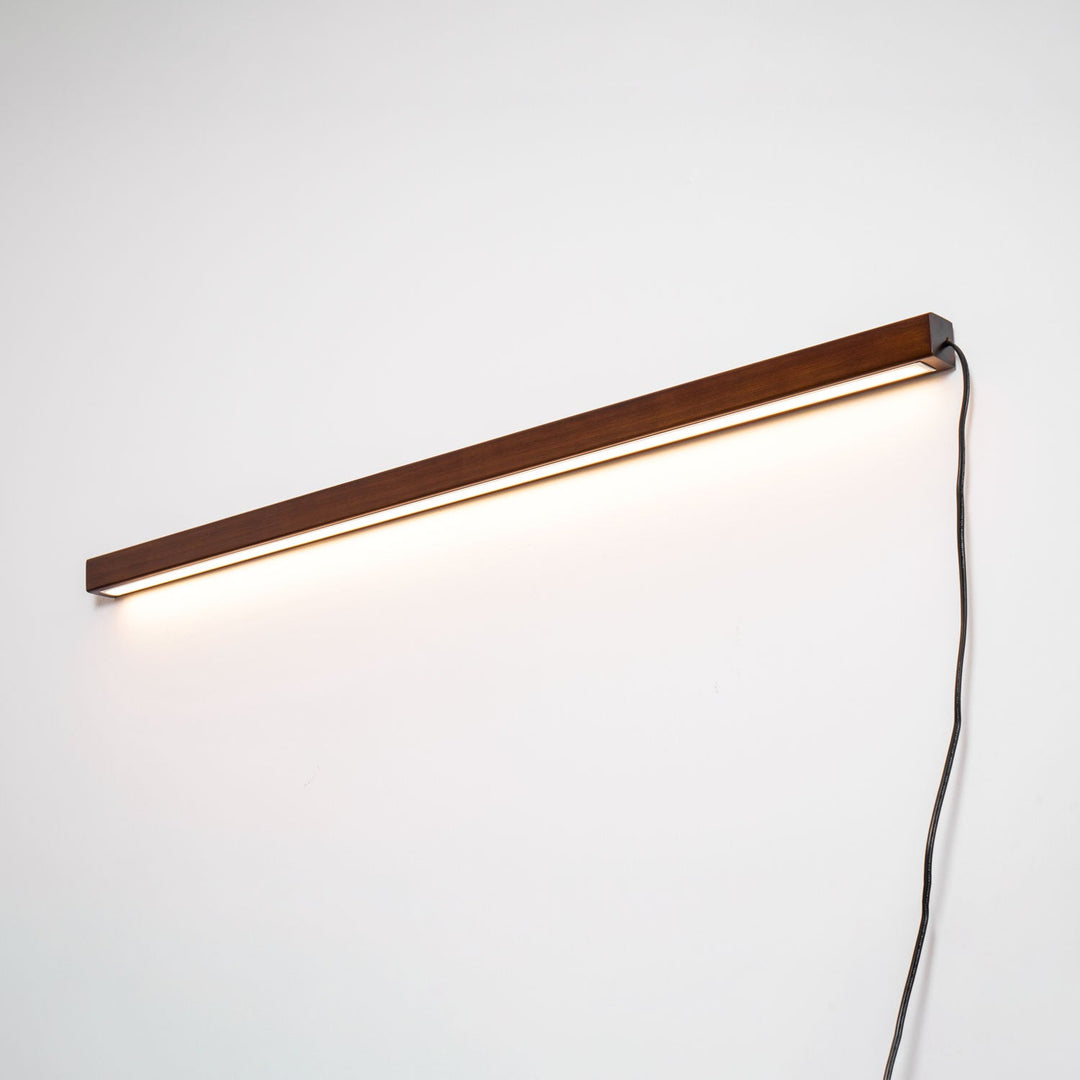 Liniowa drewniana lampa ścienna Arlo z wtyczką