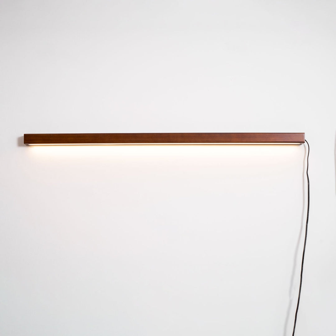 Liniowa drewniana lampa ścienna Arlo z wtyczką