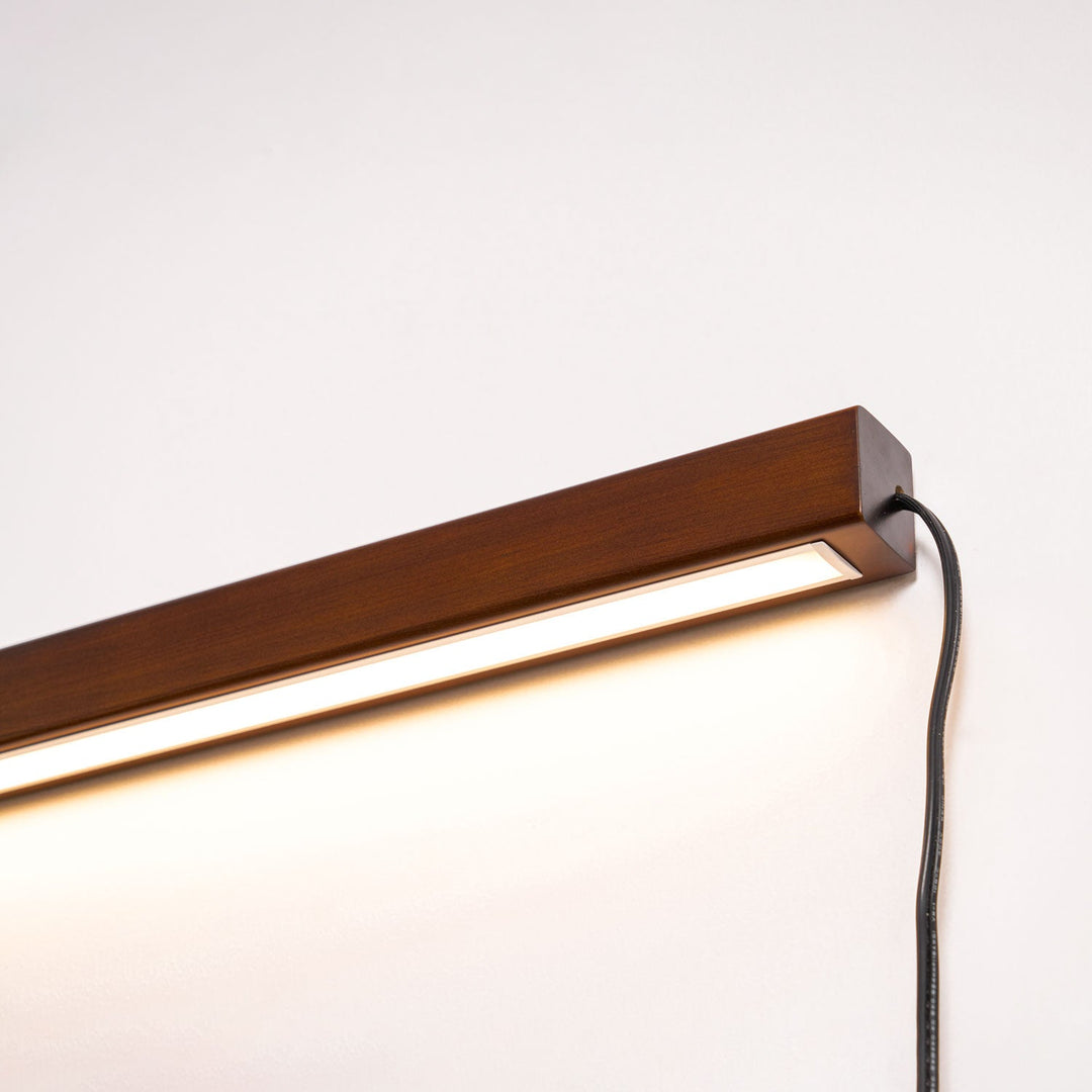 Liniowa drewniana lampa ścienna Arlo z wtyczką
