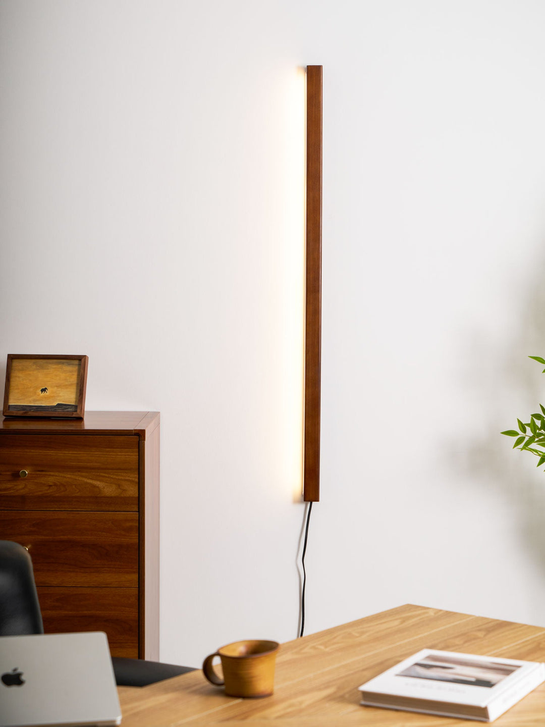 Liniowa drewniana lampa ścienna Arlo z wtyczką