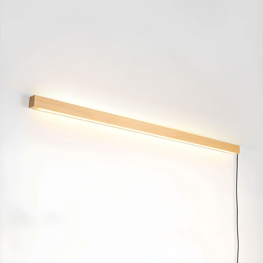 Liniowa drewniana lampa ścienna Arlo z wtyczką