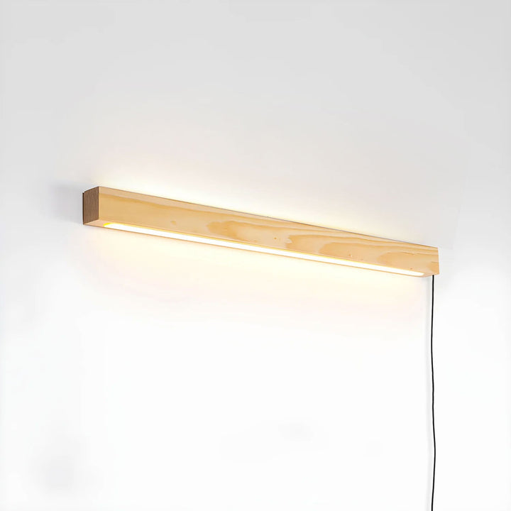 Liniowa drewniana lampa ścienna Arlo z wtyczką
