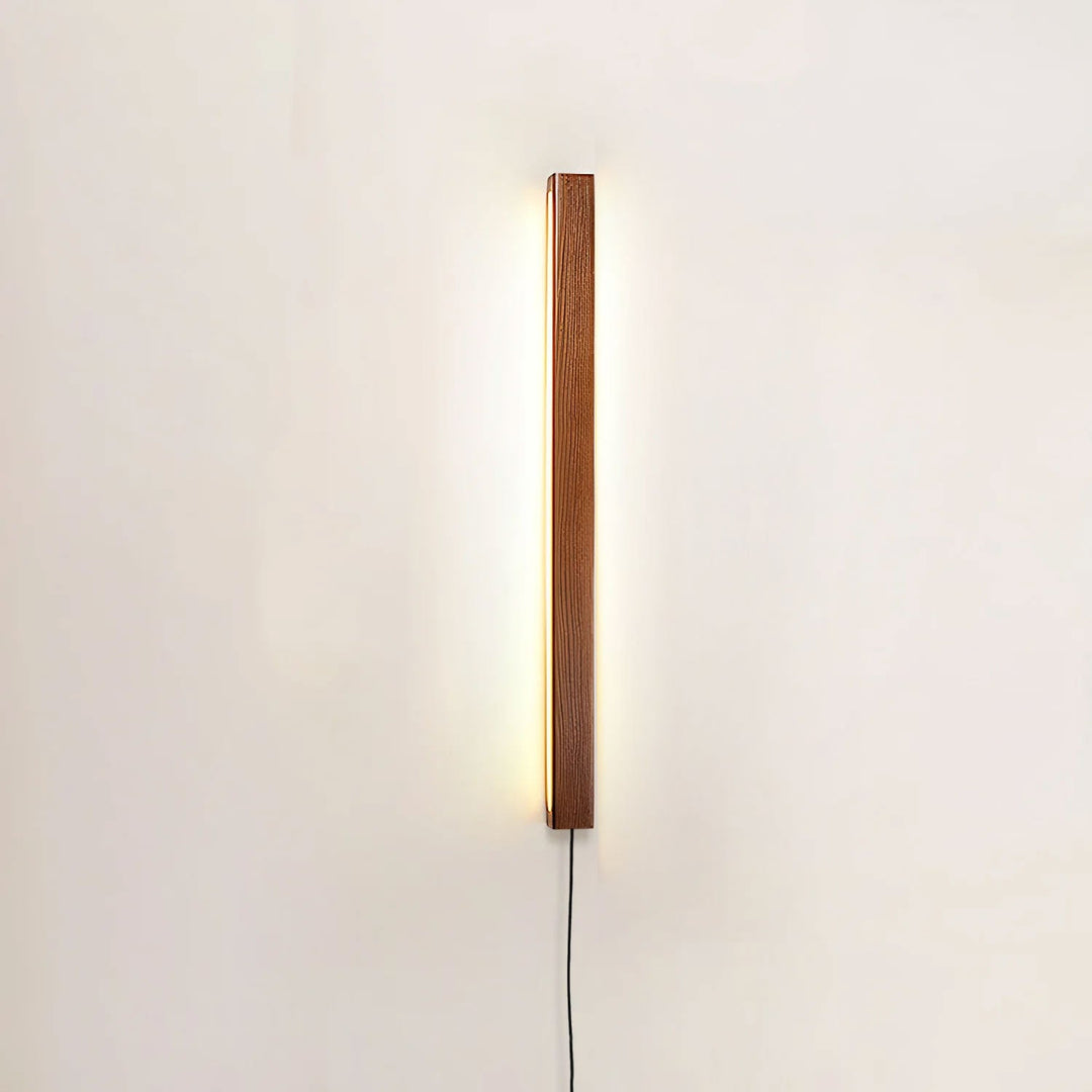 Liniowa drewniana lampa ścienna Arlo z wtyczką
