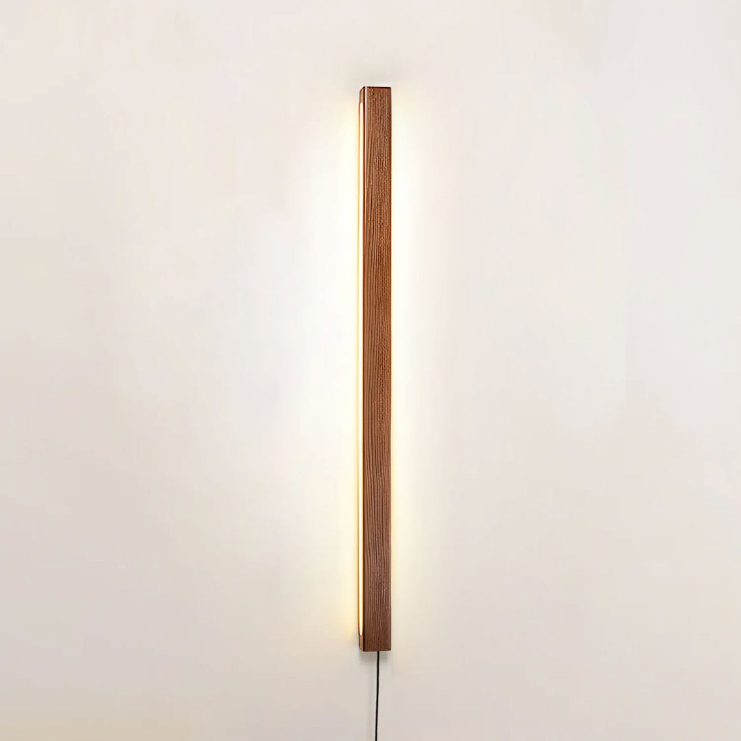 Liniowa drewniana lampa ścienna Arlo z wtyczką