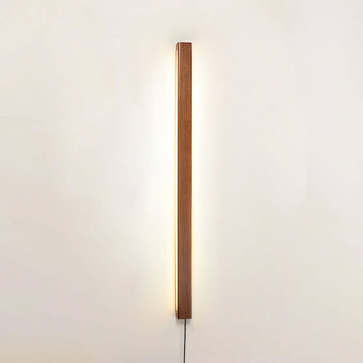 Liniowa drewniana lampa ścienna Arlo z wtyczką