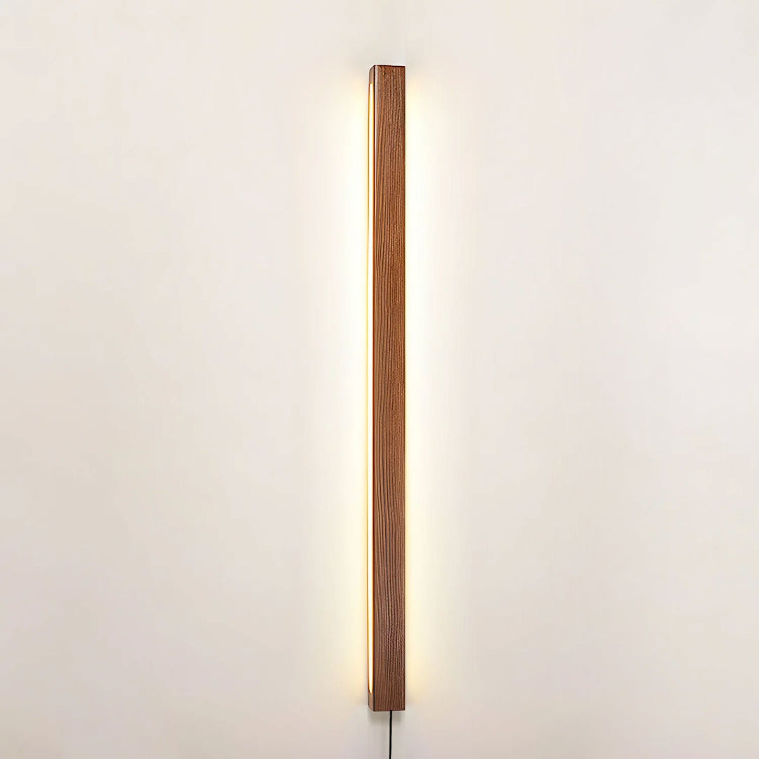 Liniowa drewniana lampa ścienna Arlo z wtyczką
