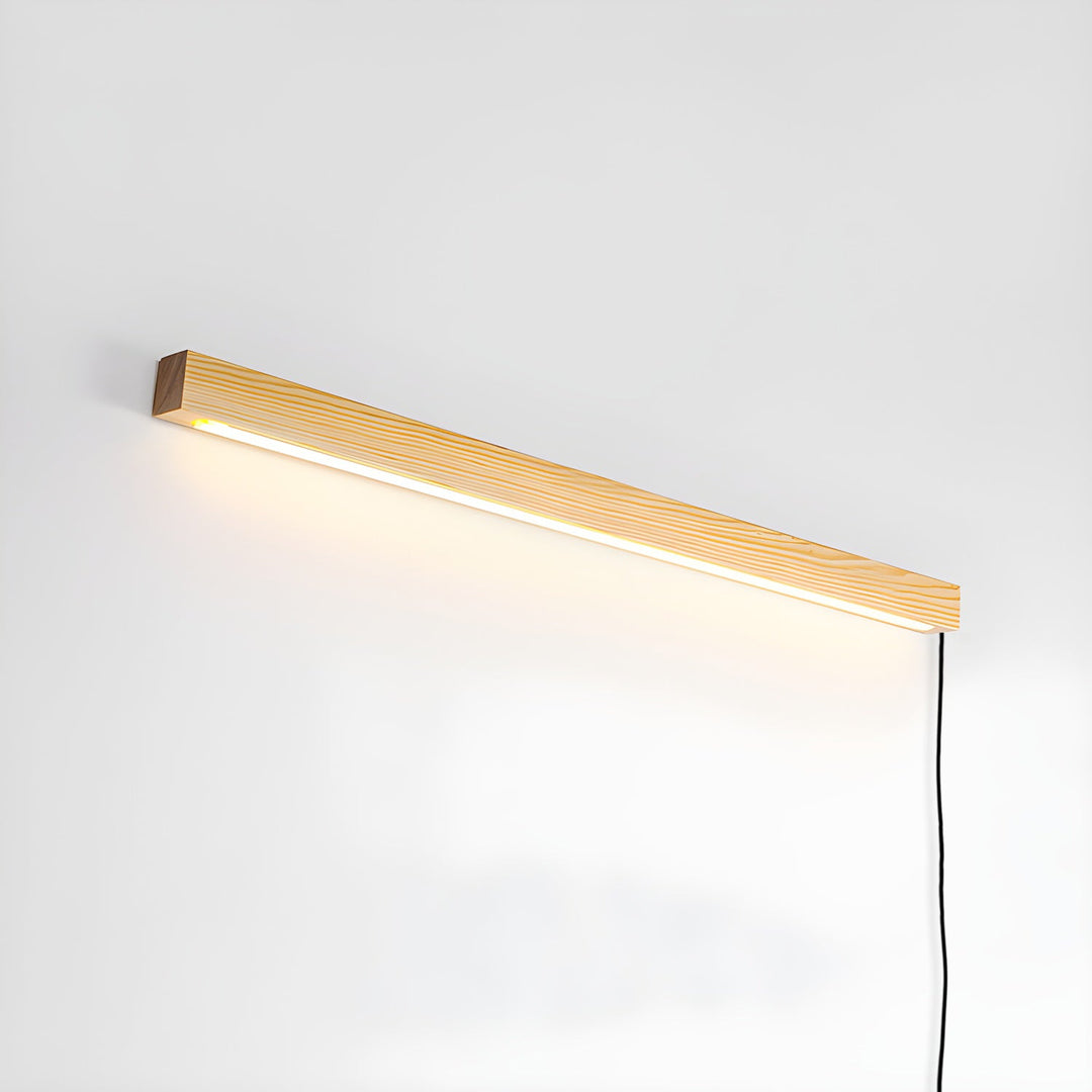 Liniowa drewniana lampa ścienna Arlo z wtyczką