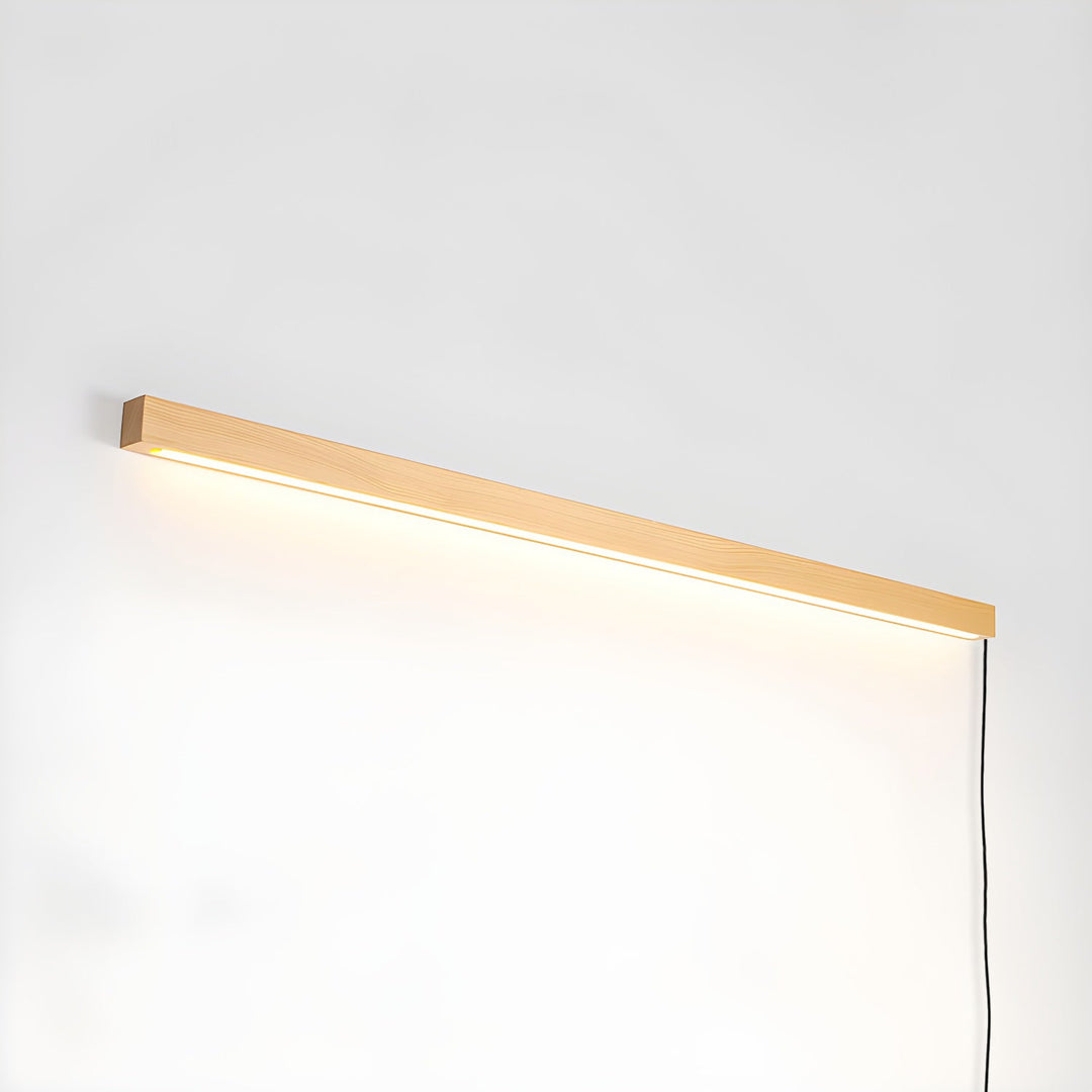 Liniowa drewniana lampa ścienna Arlo z wtyczką