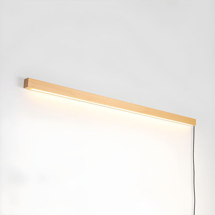 Liniowa drewniana lampa ścienna Arlo z wtyczką