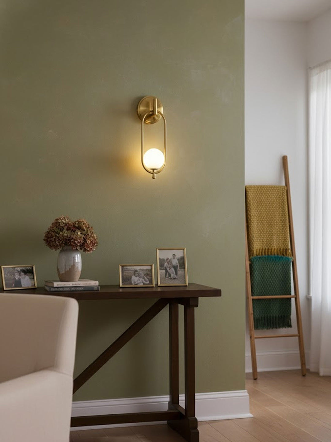 Mosiężna lampa ścienna Aurea