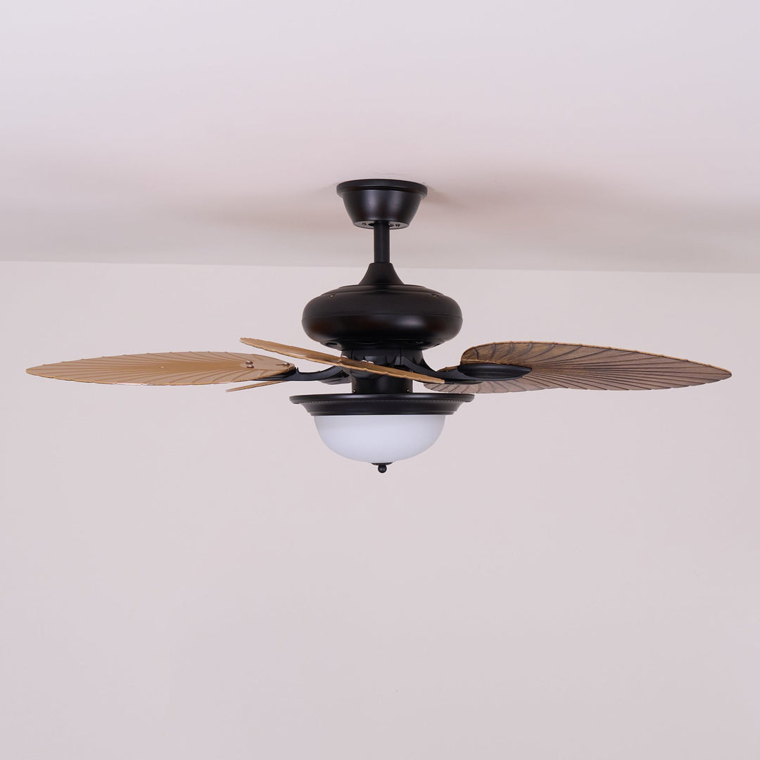Wentylator sufitowy z liśćmi banana
