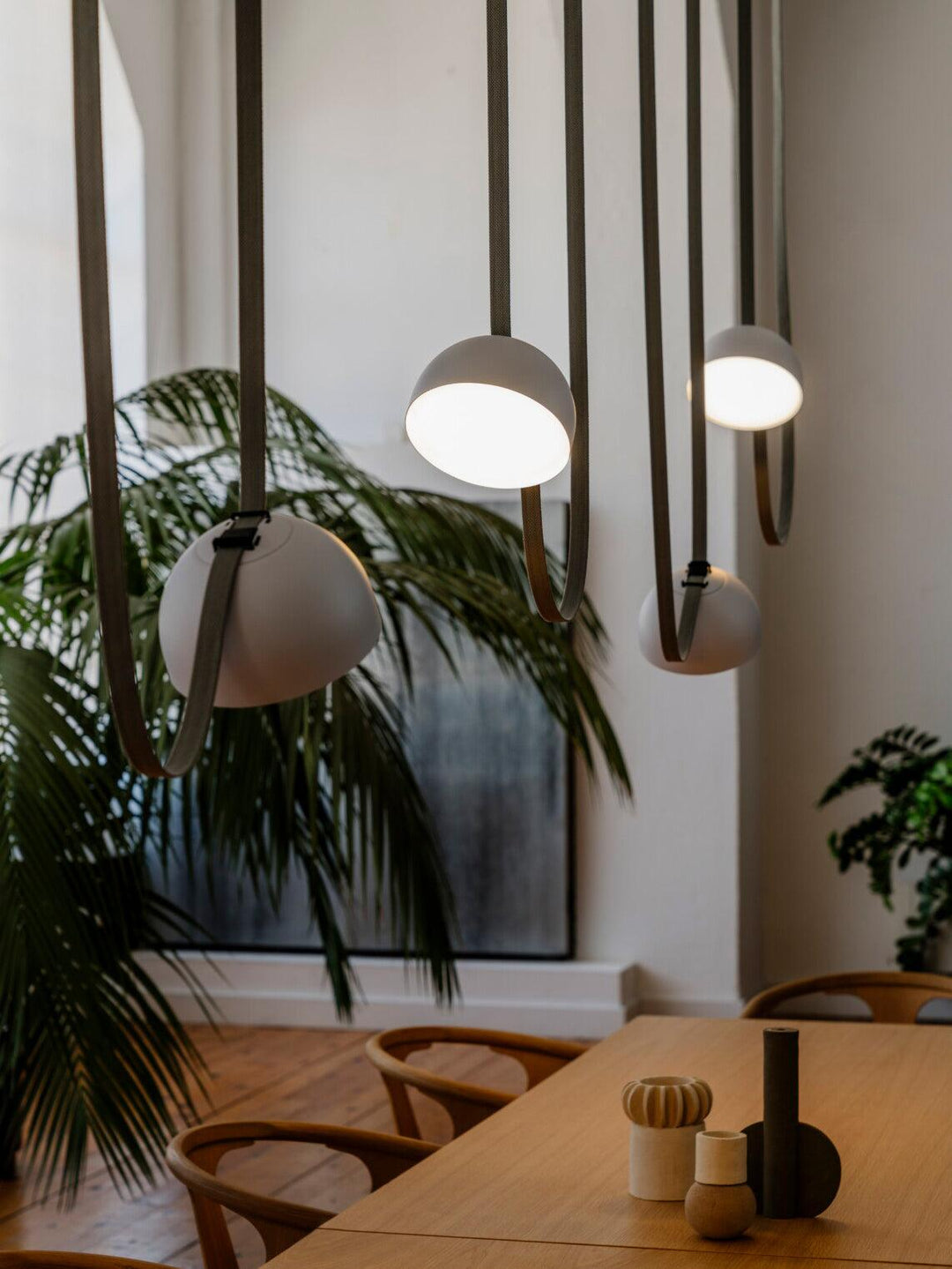 Lampa wisząca z kombinacją skórzanych pasków