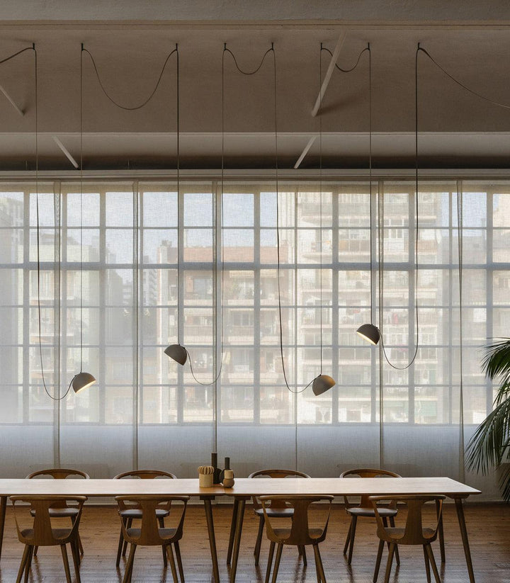Lampa wisząca z kombinacją skórzanych pasków