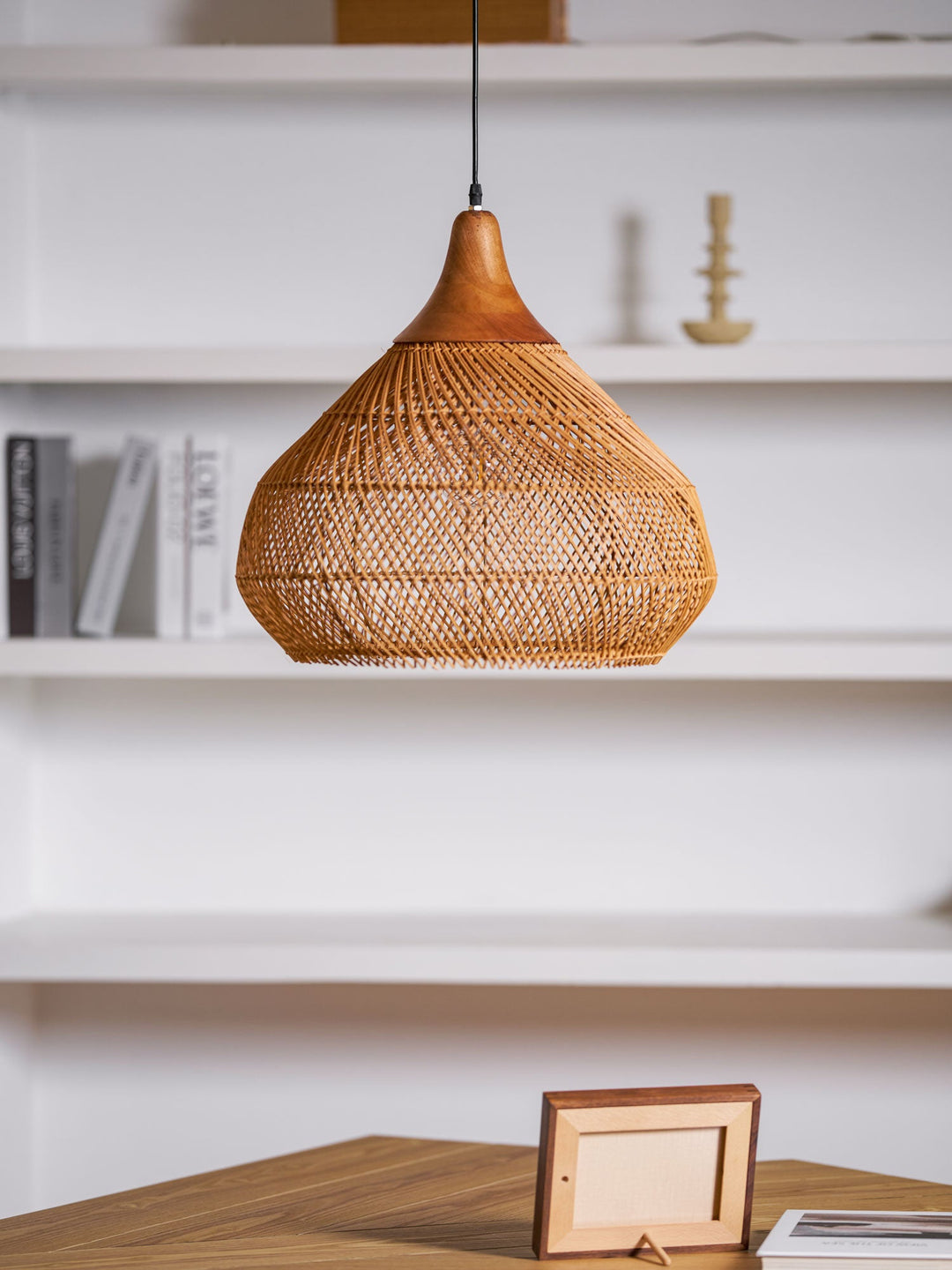 Skręcana Lampa Wisząca z Rattanu