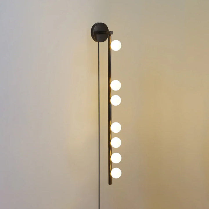 Lampa ścienna z mosiężnym kloszem i szklanym rurką