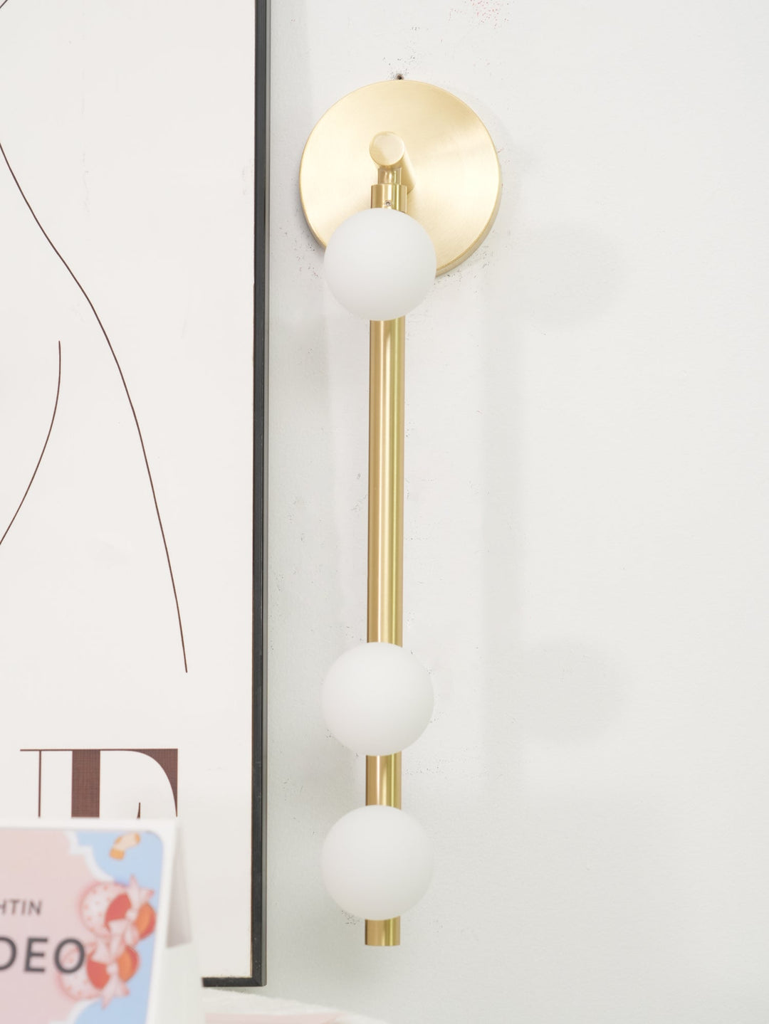 Lampa ścienna z mosiężnym kloszem i szklanym rurką