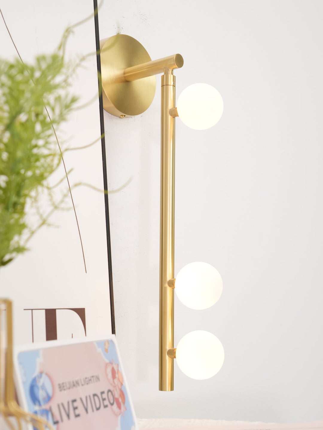 Lampa ścienna z mosiężnym kloszem i szklanym rurką
