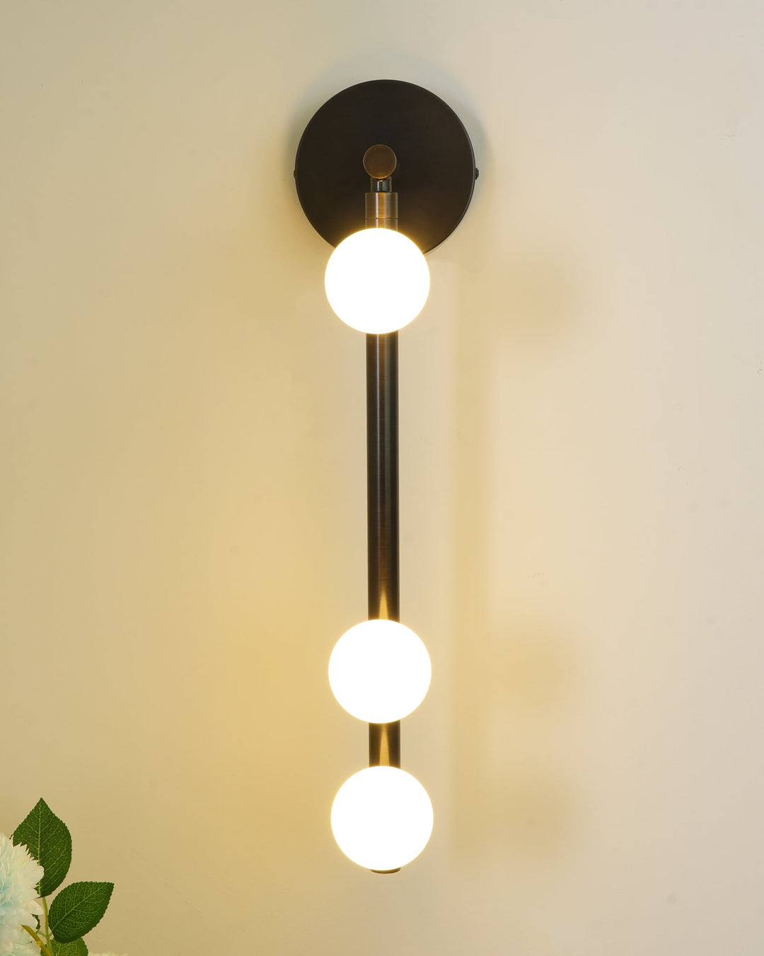 Lampa ścienna z mosiężnym kloszem i szklanym rurką