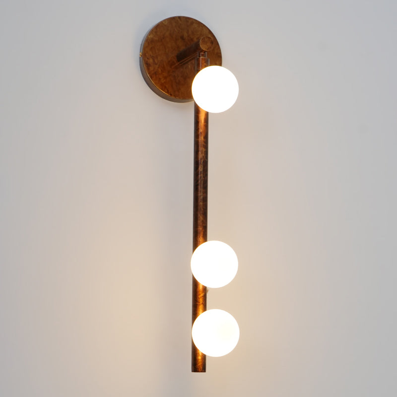 Lampa ścienna z mosiężnym kloszem i szklanym rurką