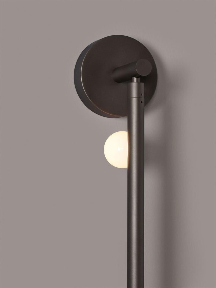Lampa ścienna z mosiężnym kloszem i szklanym rurką