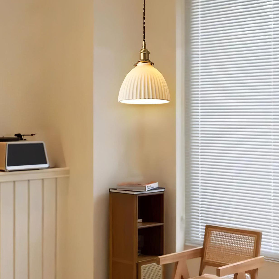 Lampa wisząca z plecionym abażurem ceramicznym w kolorze mosiądzu