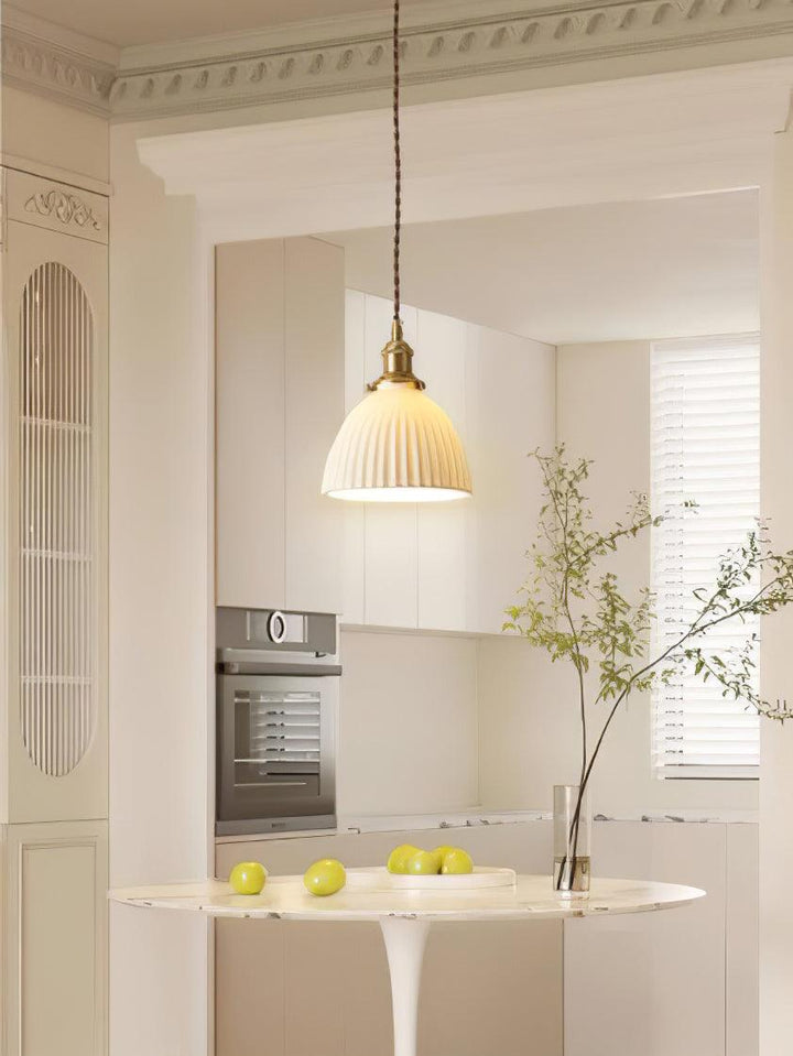 Lampa wisząca z plecionym abażurem ceramicznym w kolorze mosiądzu